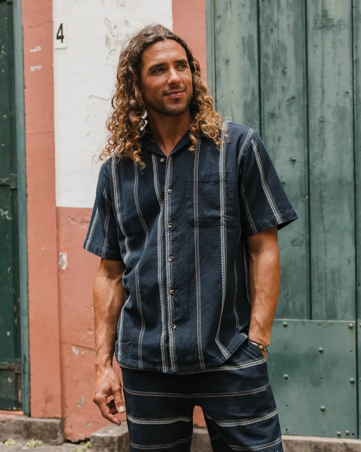 Chemise à manches courtes en coton bio Cove - Rayures Jacquard bleu marine profond