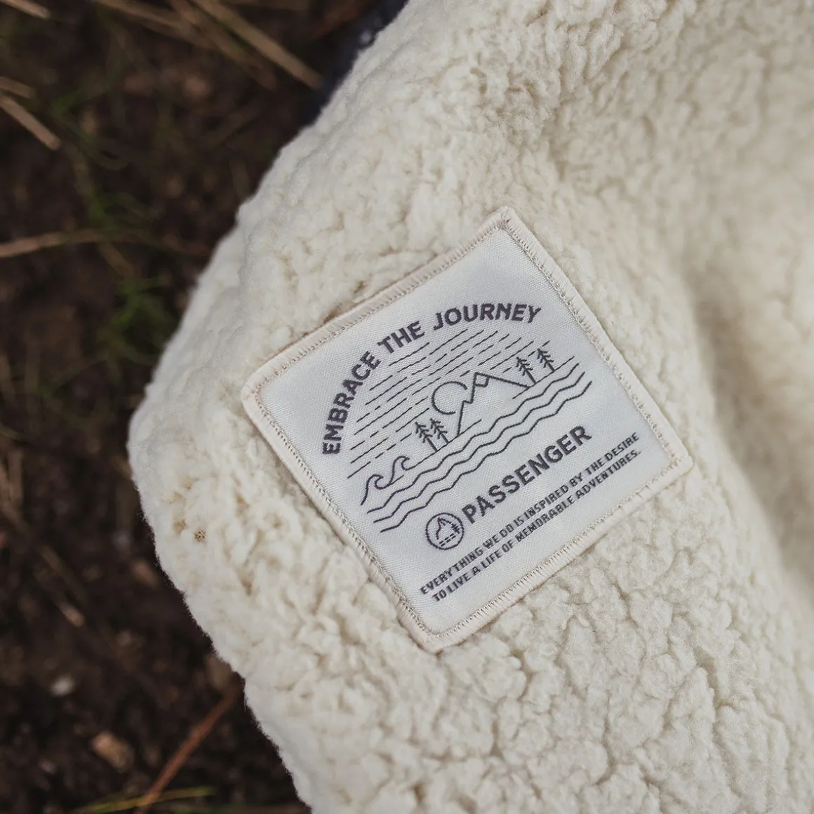 Couverture Sherpa Recyclée Nomadic - Imprimé Noir 'Nowhere Bound'