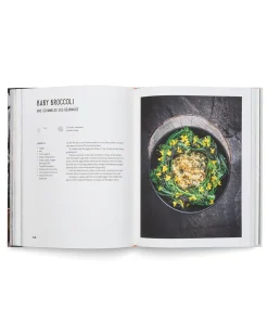 Cuisiner des légumes verts en feu