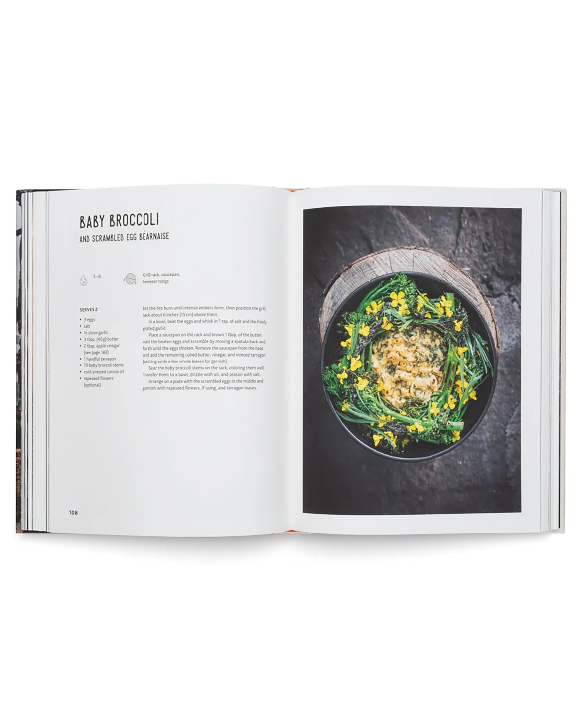 Cuisiner des légumes verts en feu