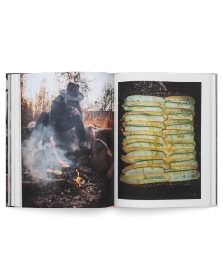 Cuisiner des légumes verts en feu