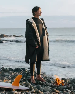 Poncho de surf doublé en sherpa recyclé Escapism - Noir