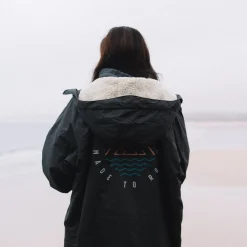 Poncho de surf doublé en sherpa recyclé Escapism - Noir