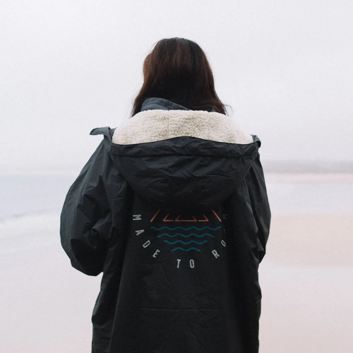 Poncho de surf doublé en sherpa recyclé Escapism - Noir