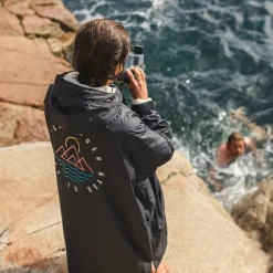 Poncho de surf doublé en sherpa recyclé Escapism - Noir