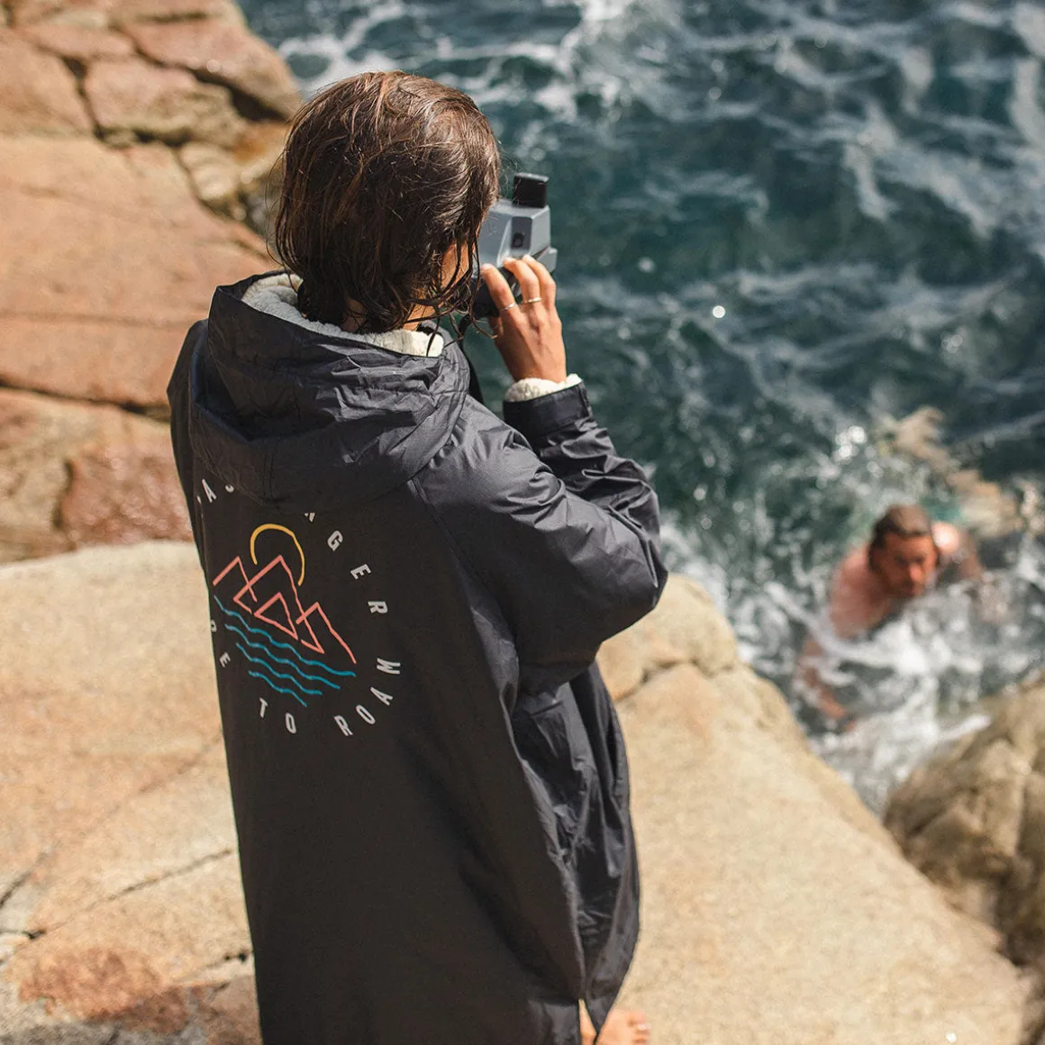 Poncho de surf doublé en sherpa recyclé Escapism - Noir