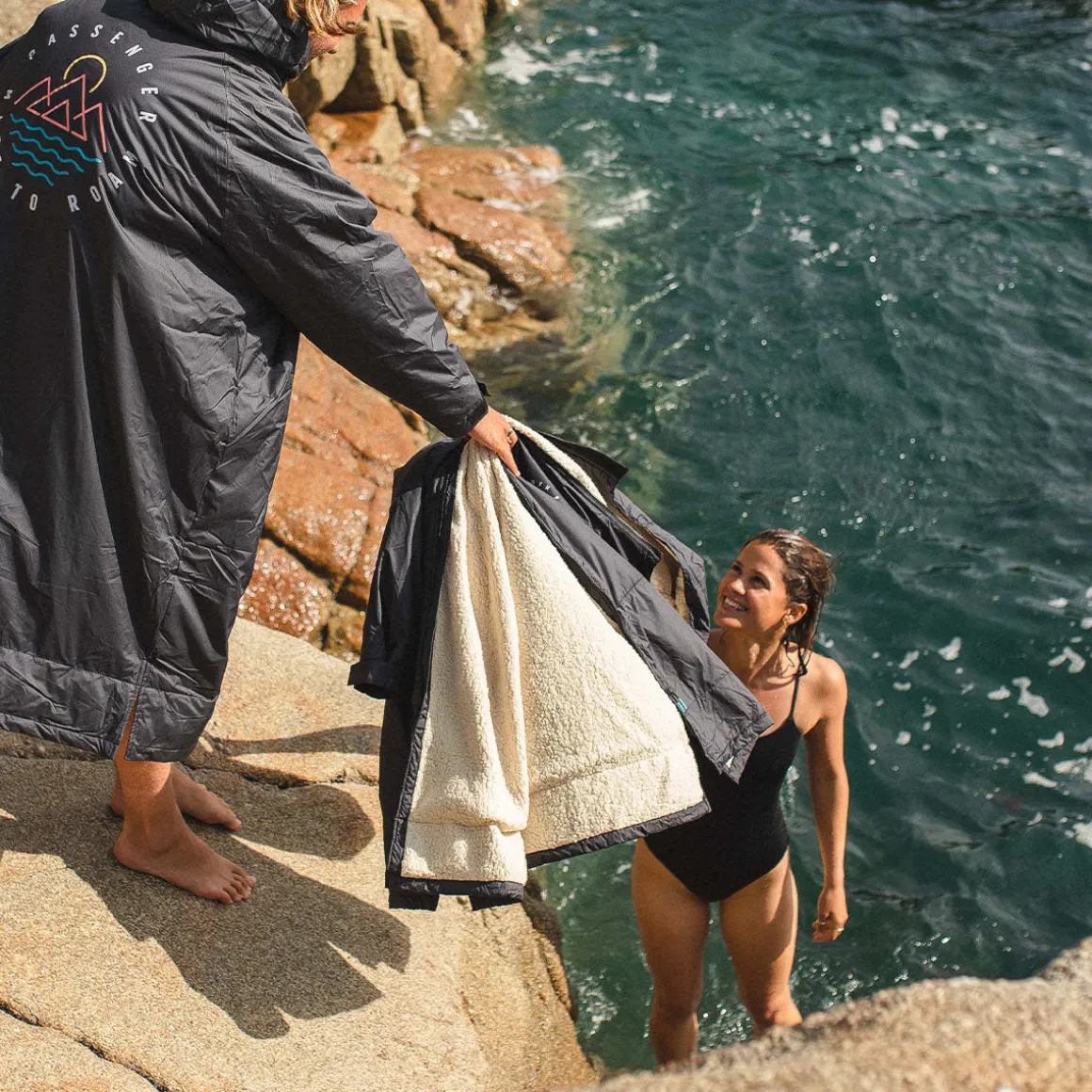 Poncho de surf doublé en sherpa recyclé Escapism - Noir