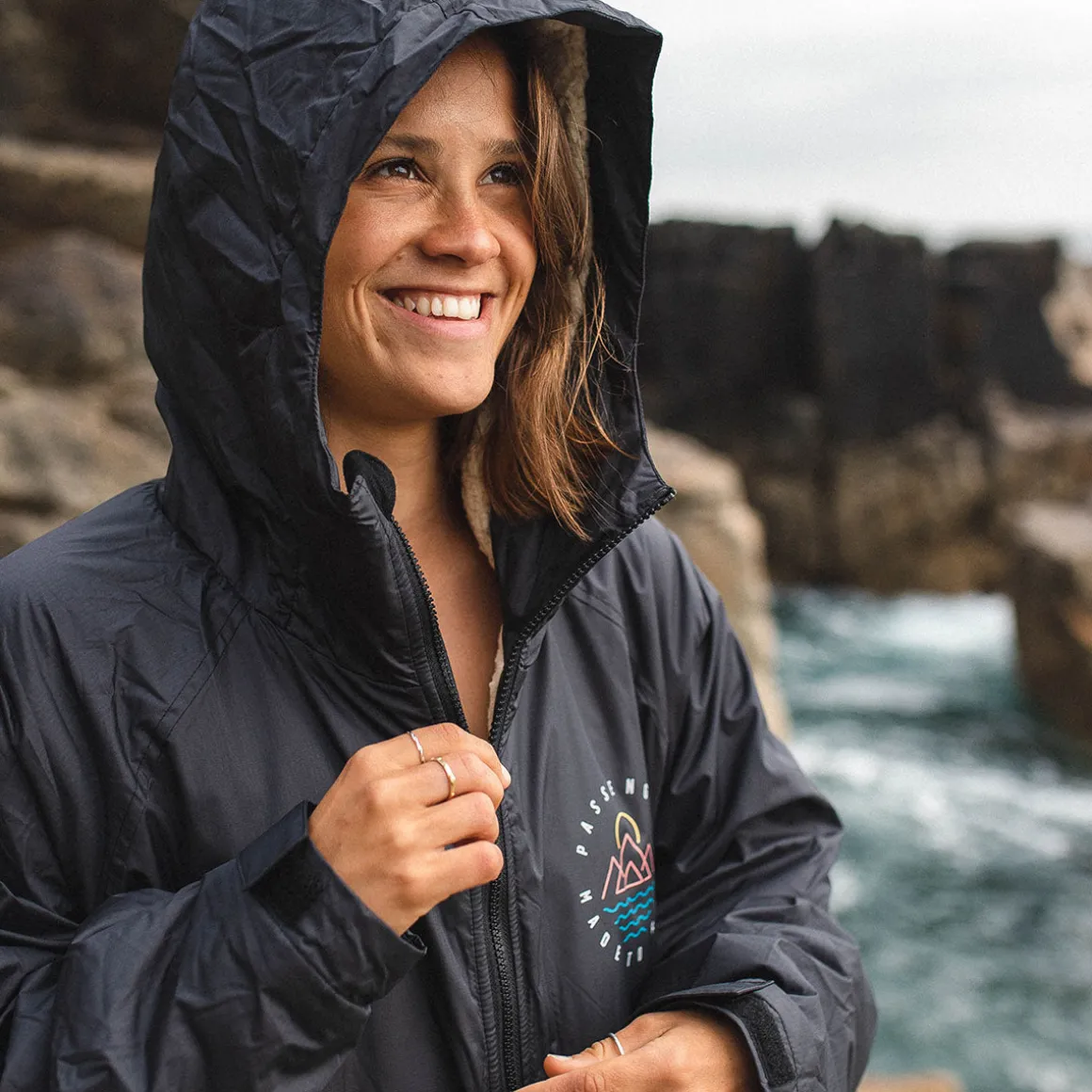 Poncho de surf doublé en sherpa recyclé Escapism - Noir