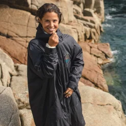 Poncho de surf doublé en sherpa recyclé Escapism - Noir
