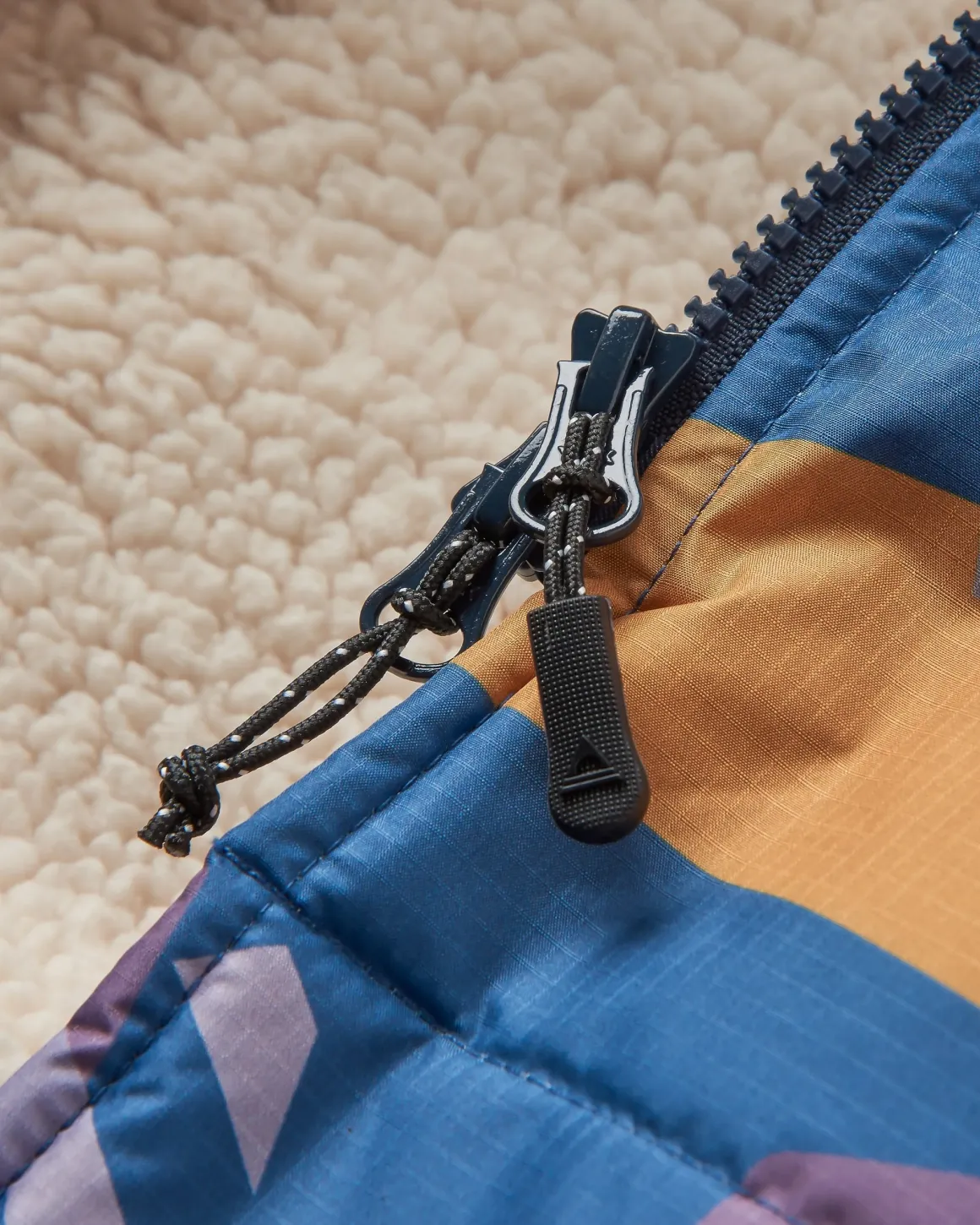 Poncho de surf doublé en sherpa recyclé Waves - Motif camouflage bleu profond