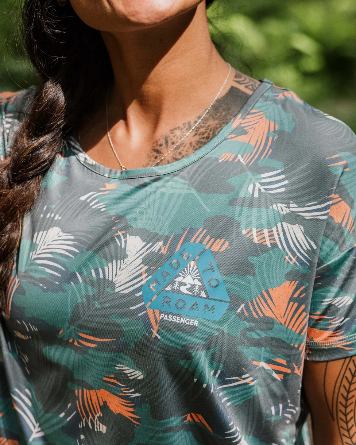 T-shirt Actif Recyclé à Dos Noué avec Impression Chakra - Camouflage Palmier Mer Profonde