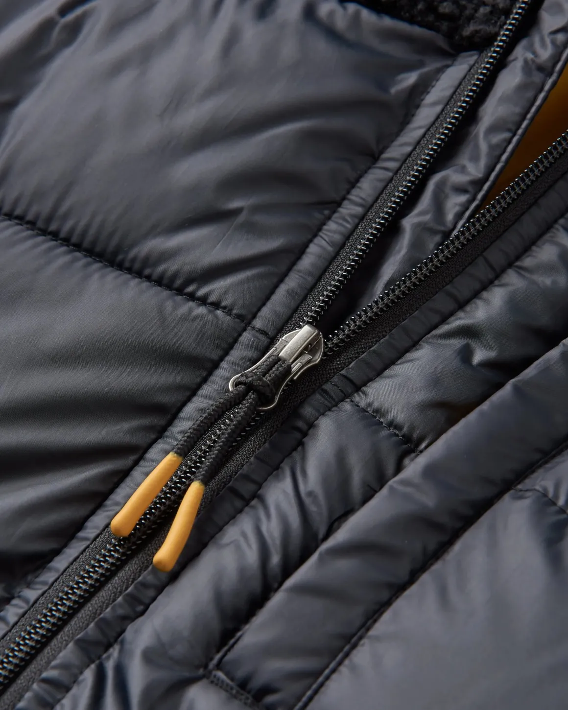 Veste Isolante Recyclée à Capuche Elowen - Noir